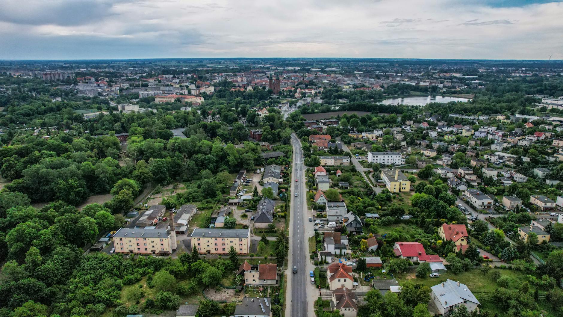 Mapa pokazująca zmapowane obiekty infrastruktury w Pile, z naciskiem na kluczowe usługi miejskie.