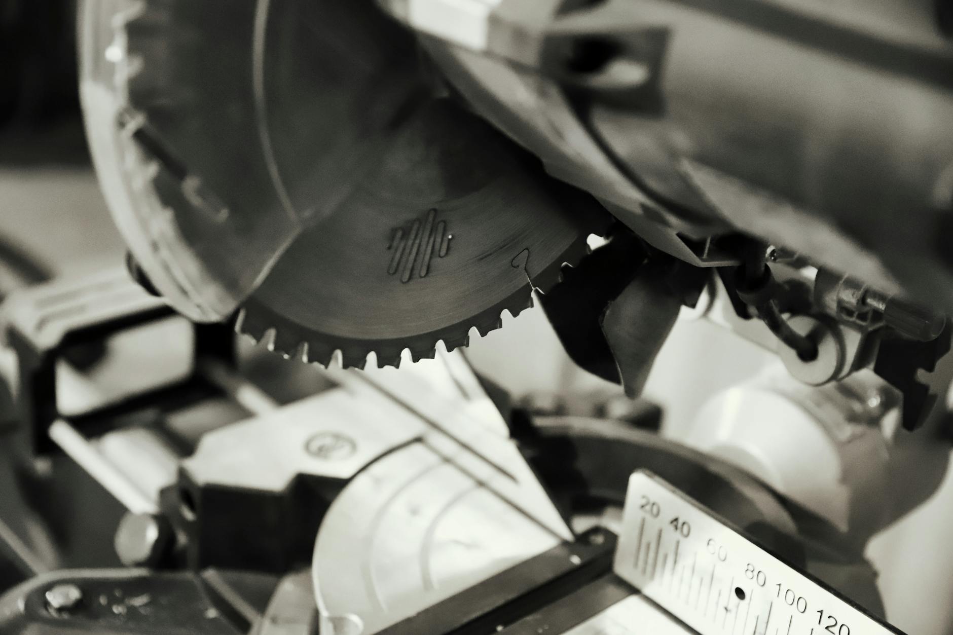 Policjantka lub policjant w mundurze stojący na tle znaku z nazwą miasta Piła, symbolizujący obecność dzielnicowych.