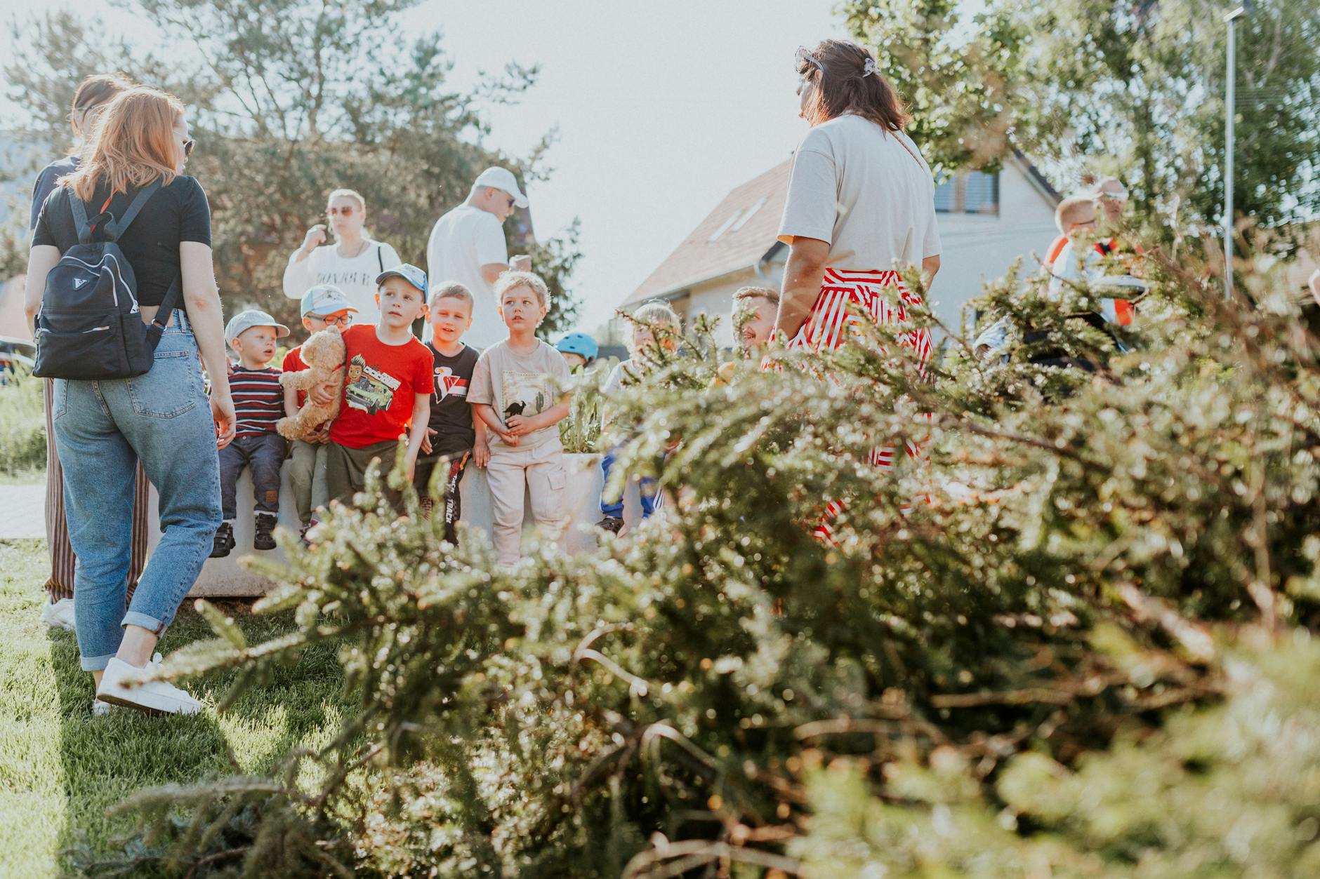 Ilustracja przedstawiająca zielone miasto Piła z rzeką i drzewami w tle, symbolizująca Dzień Ziemi.
